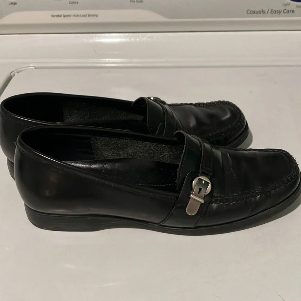 Bass Women’s black leather loafers shoes 8.5 Tracey silver hardware - Picture 3 of 10